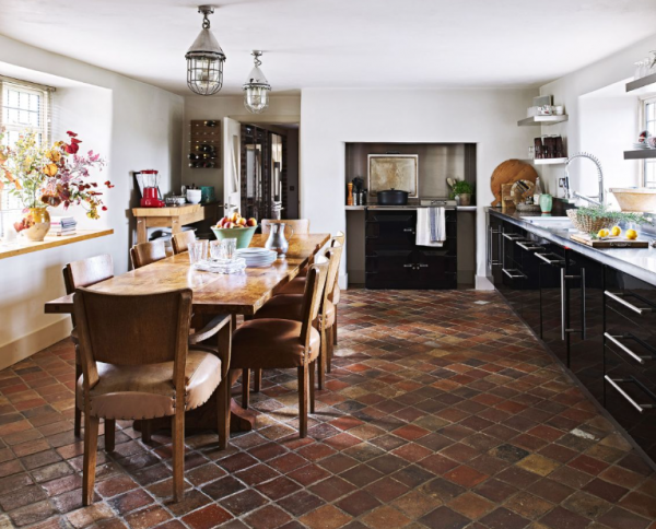 Kombinasi ubin berpola dan lantai kayu hangat